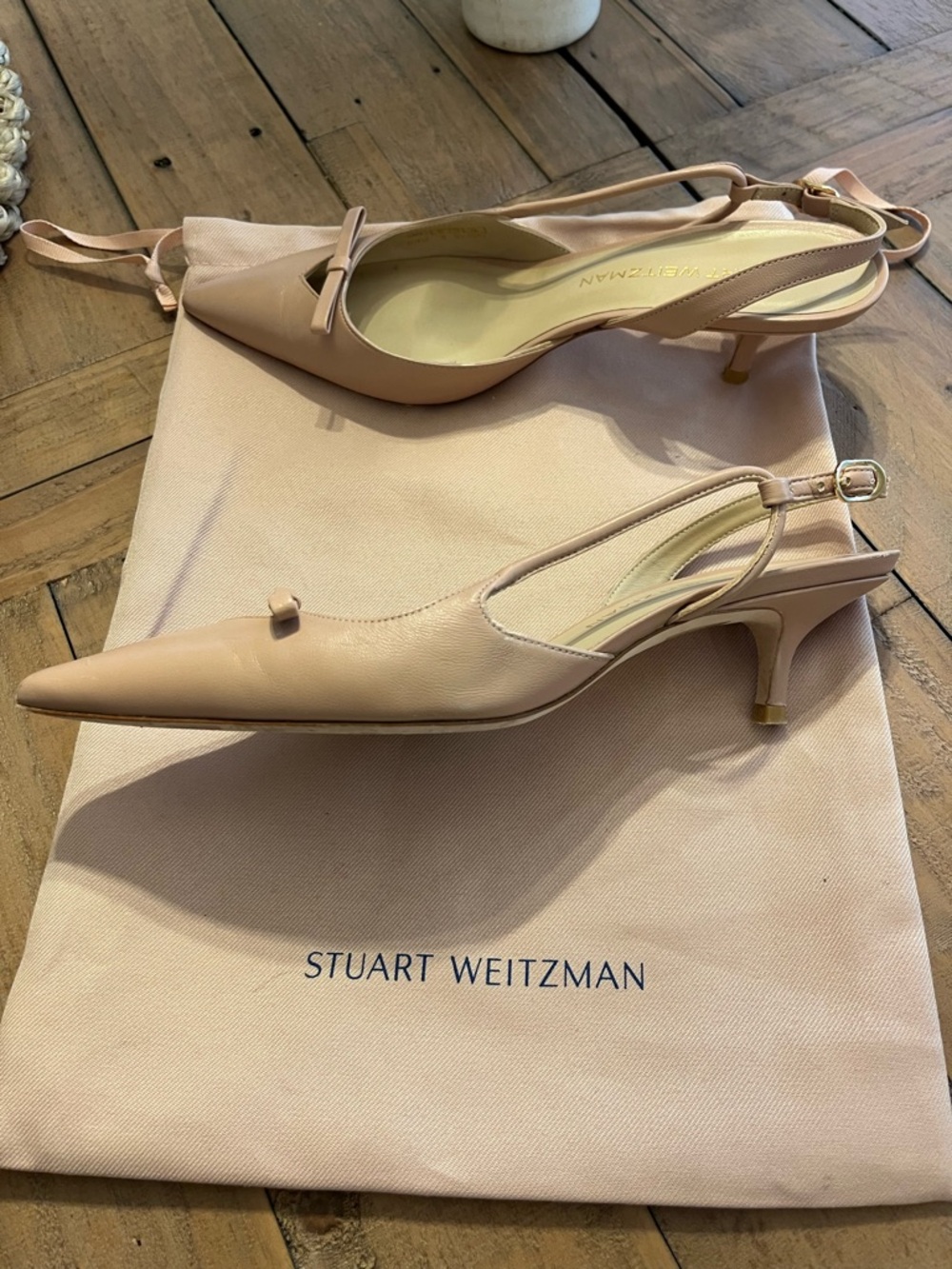 Stuart Weitzman Beige/Blush Pointed-Toe Women’s Slingback Kitten Heels with Bow. - Picture 3 of 6